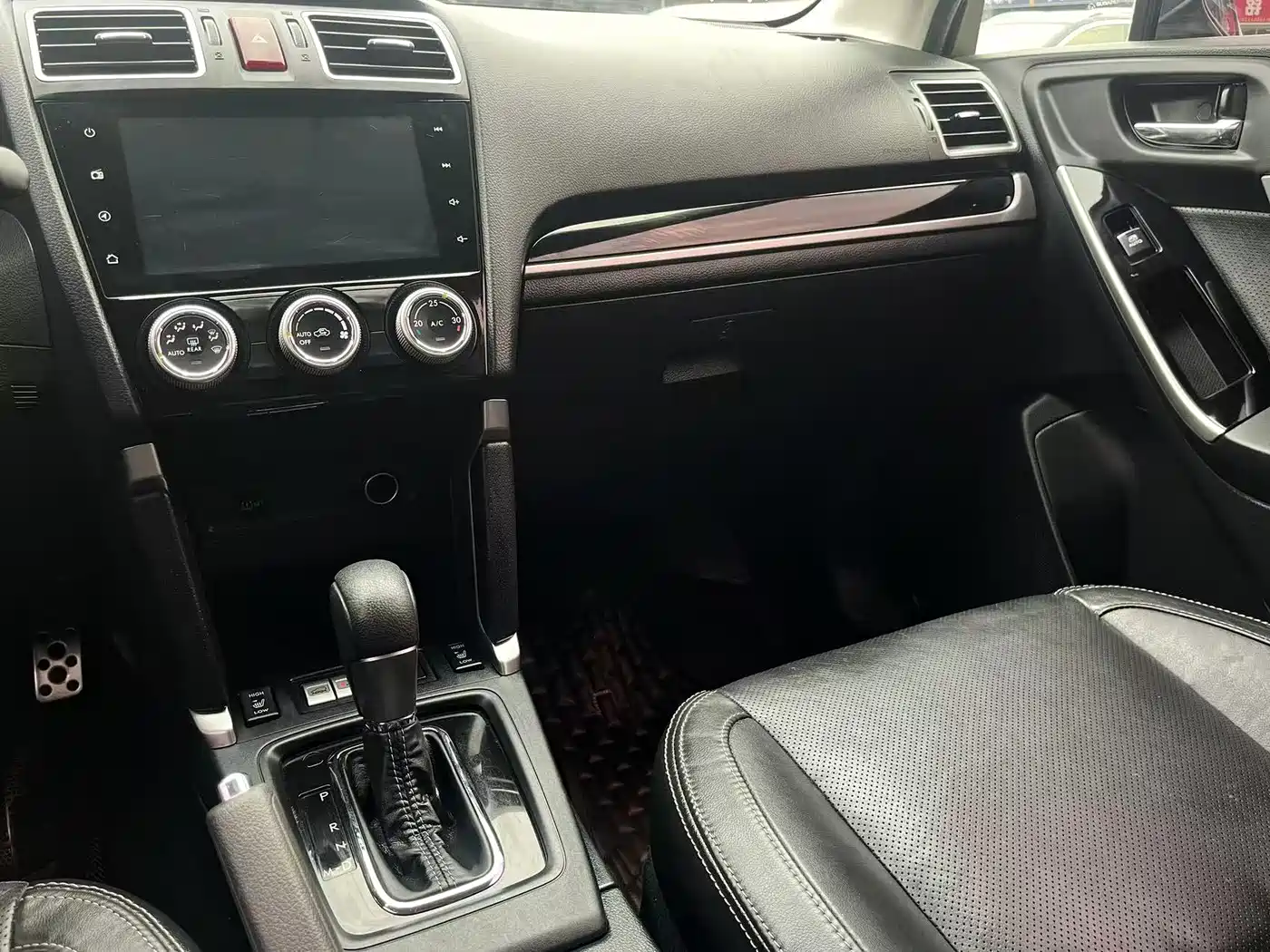 Subaru Forester 2016 2.0i Fashion Navigation Edition фото 12