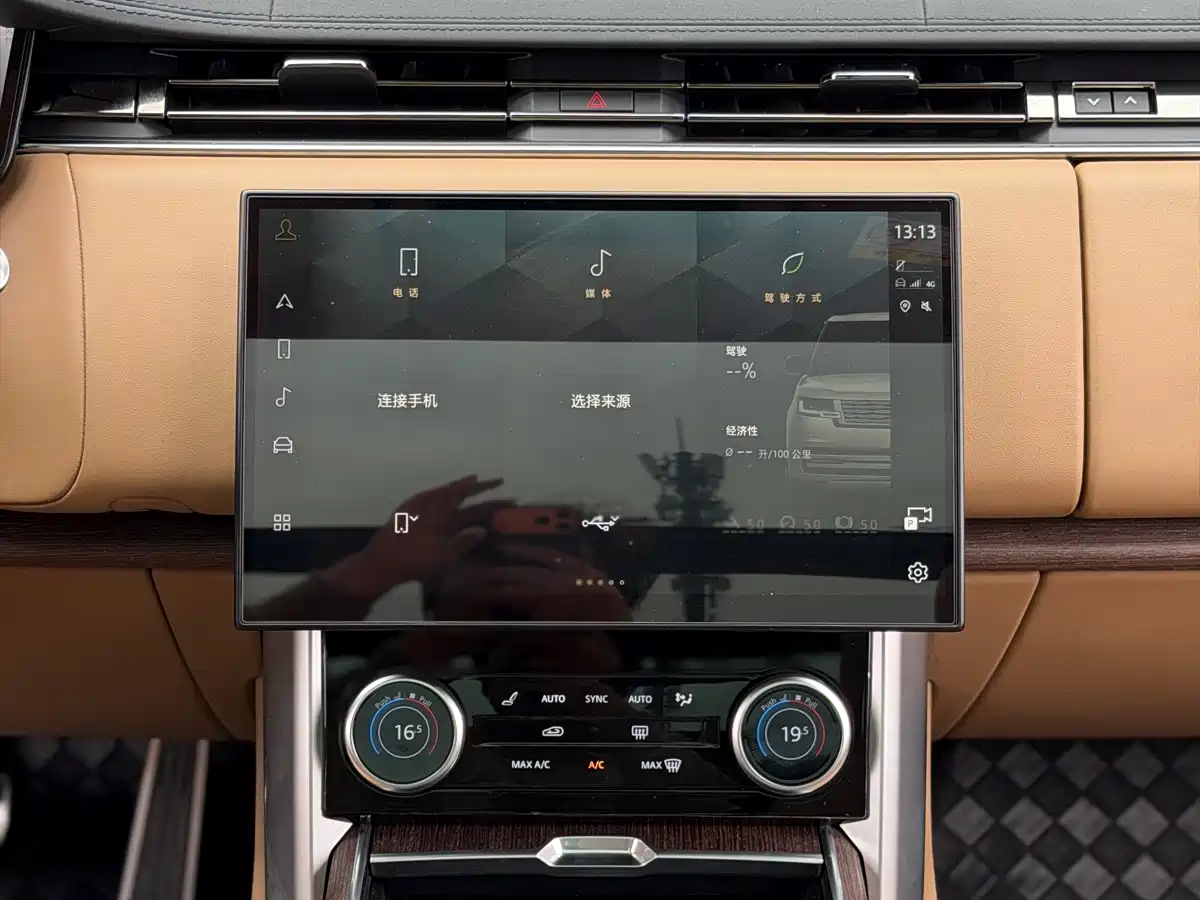 Land Rover Range Rover 2023 3.0 L6 400PS Golden Age 7-Seater Long Wheelbase фото 13