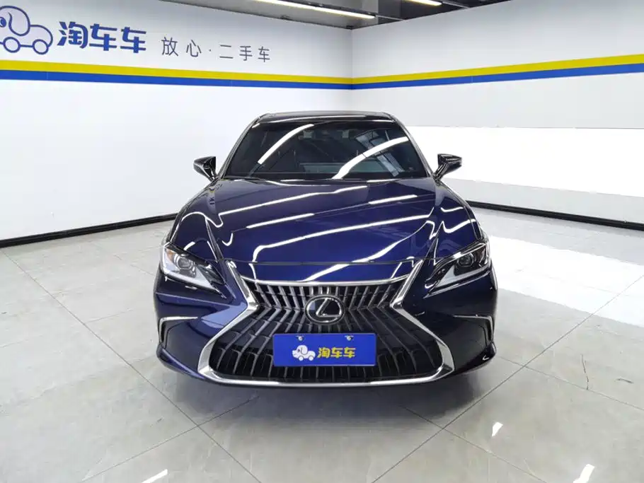 Photo 2 - Lexus ES