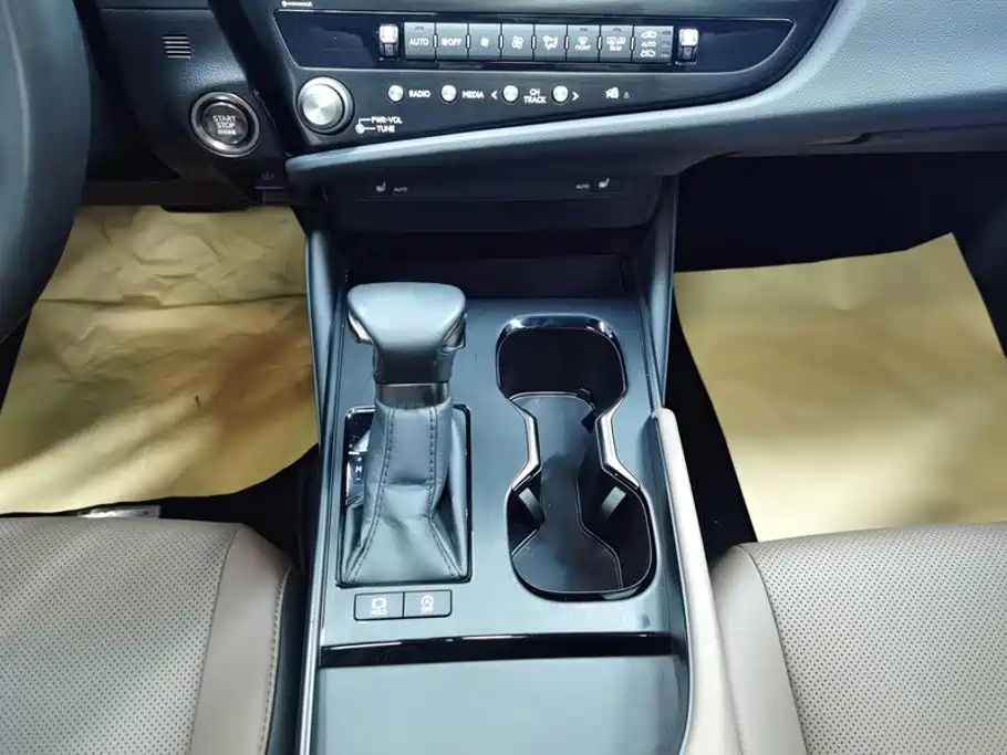 Photo 16 - Lexus ES