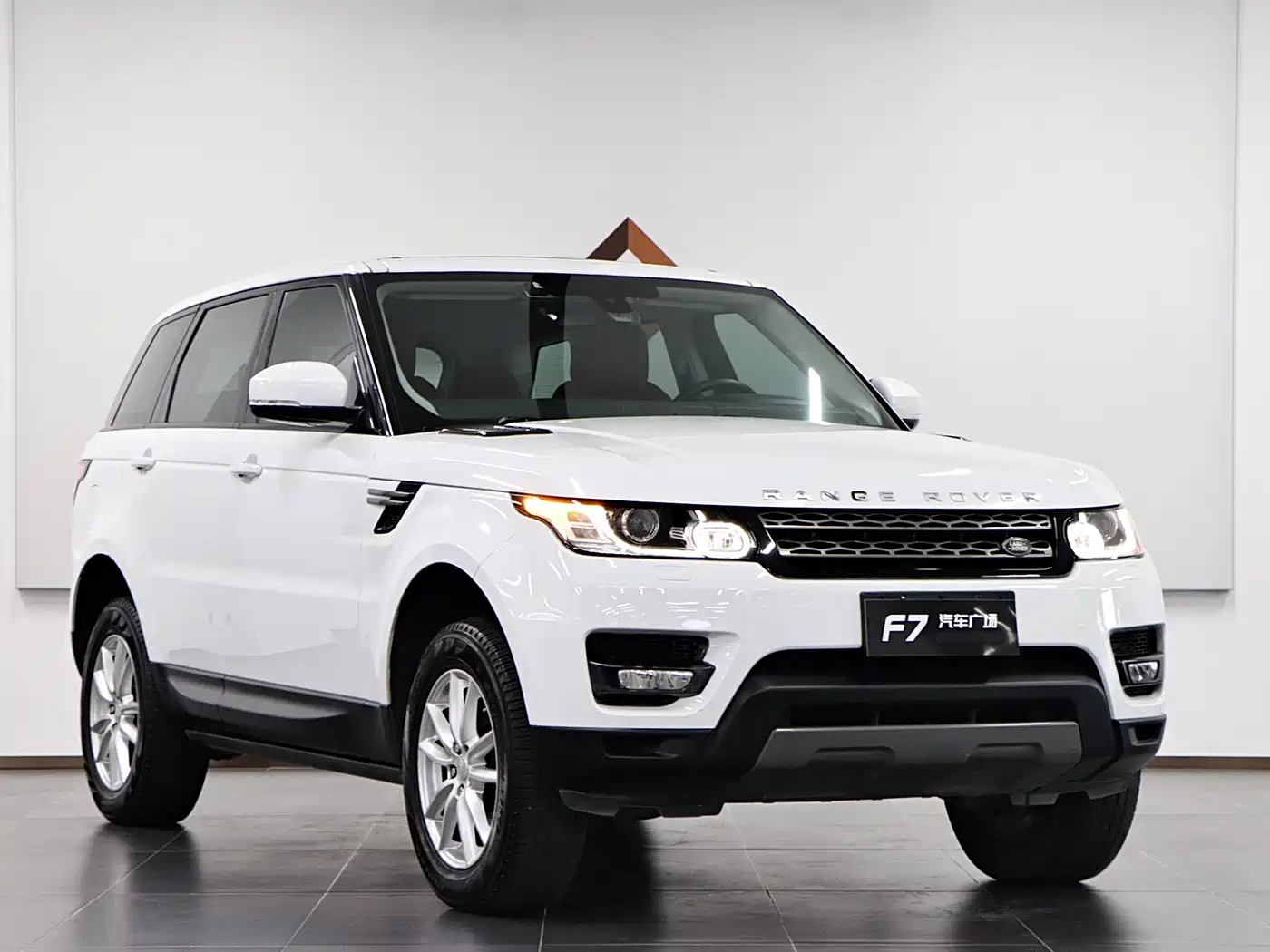 Land Rover Range Rover Sport 2016 Model 3.0 SDV6 HSE DYNAMIC фото 3