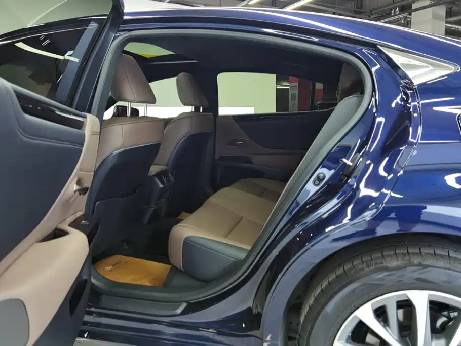 Photo 11 - Lexus ES
