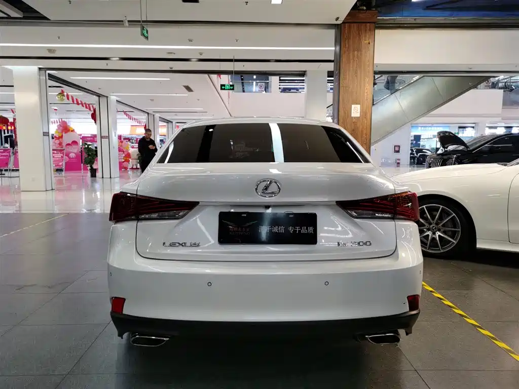 Lexus IS 2017 300 Leading Edition фото 4