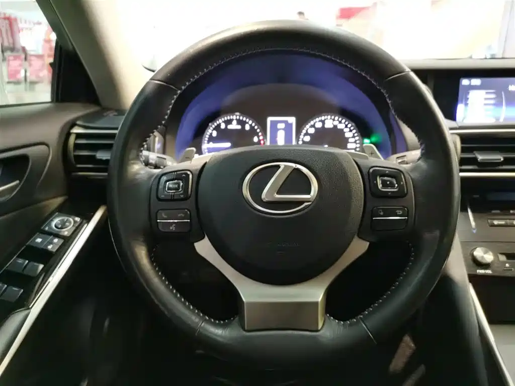 Lexus IS 2017 300 Leading Edition фото 10