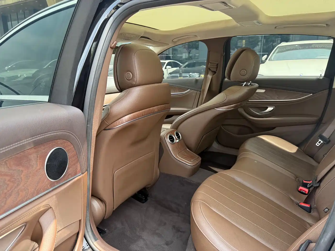 Фото 5 - Mercedes-Benz E-Class