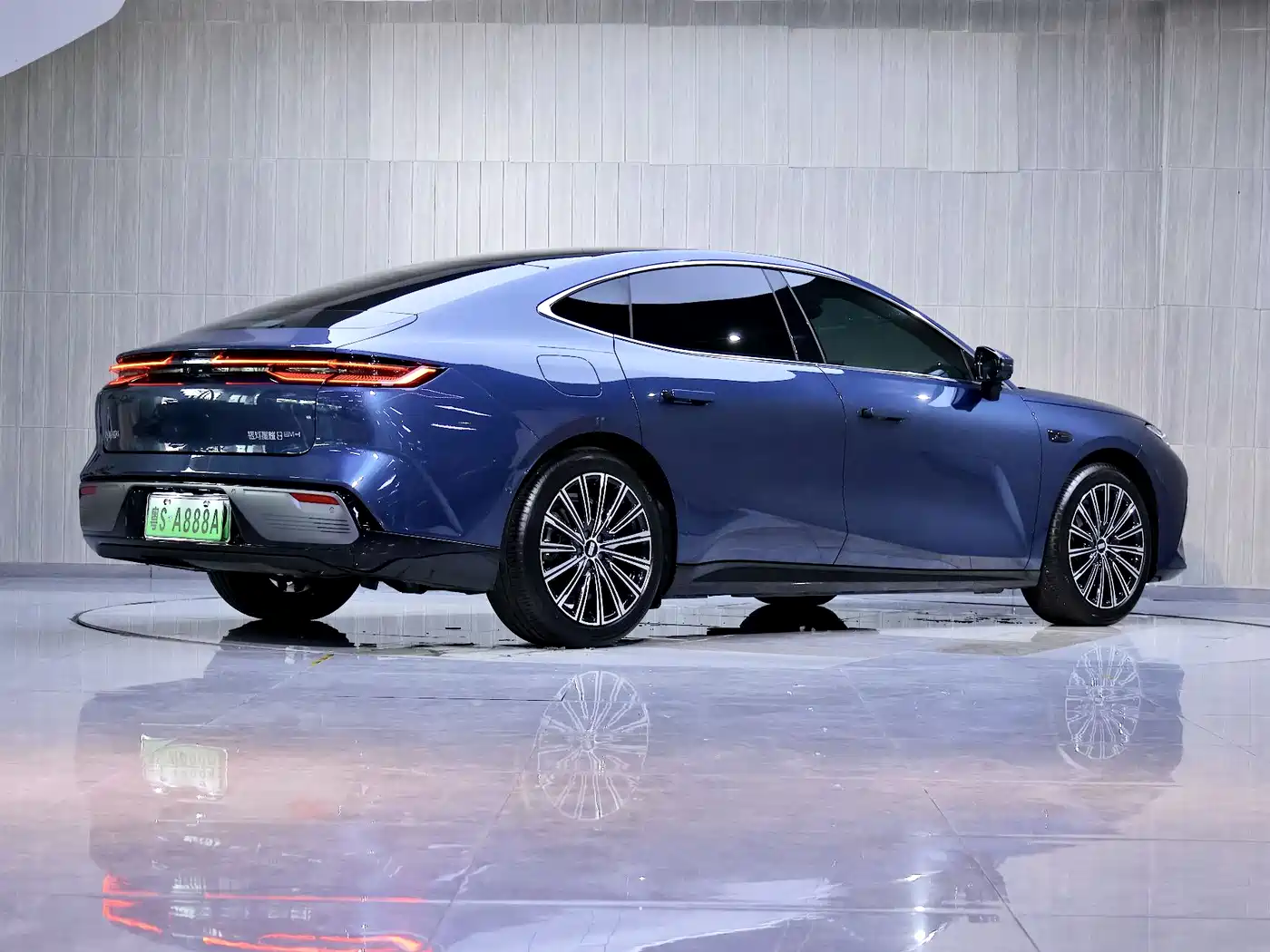 Geely Galaxy Galaxy Xingyao 8 2025 Model 130km EM-i Flagship Edition фото 3