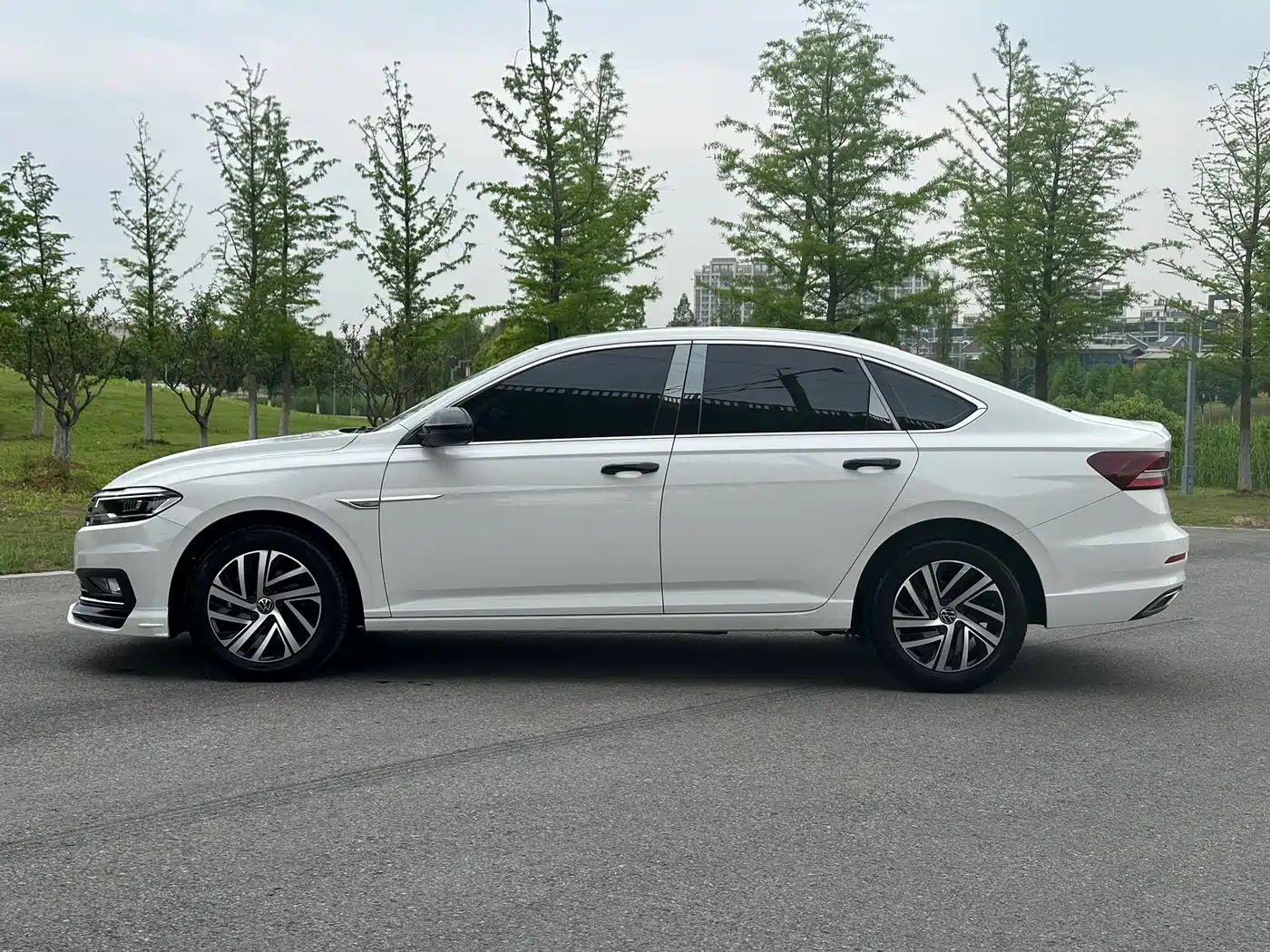 Volkswagen Lavida 2022 1.5L Auto Comfort Edition фото 16