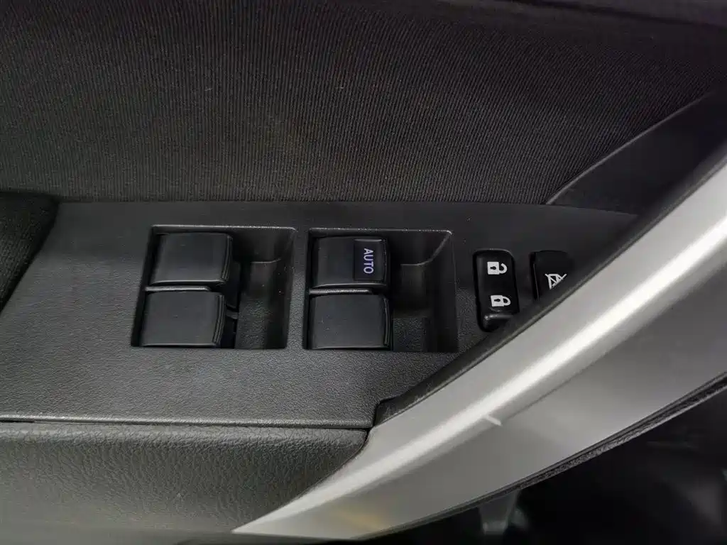 Toyota Corolla Twin Engine E+ 2019 1.8L E-CVT Leading Edition фото 9