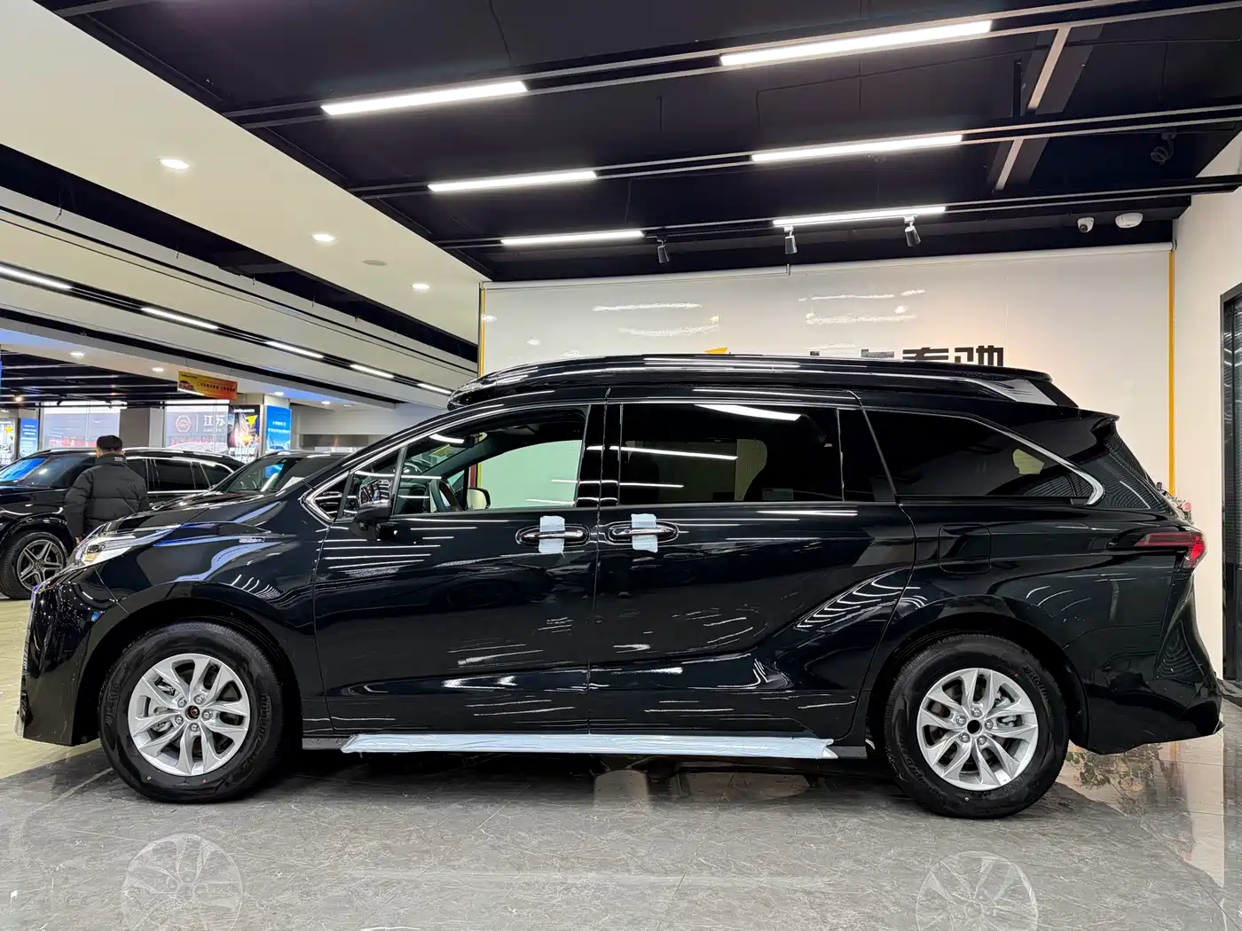 Toyota Granvia 2026 Model 2.5L Hybrid Luxury Edition фото 8