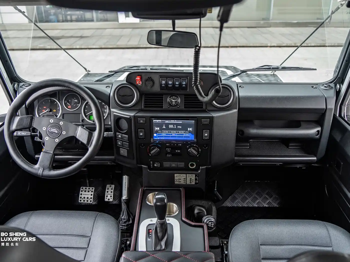 Land Rover Defender фото 9