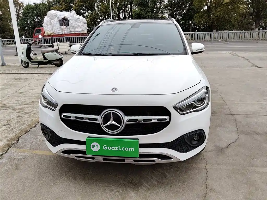 MERCEDES-BENZ GLA