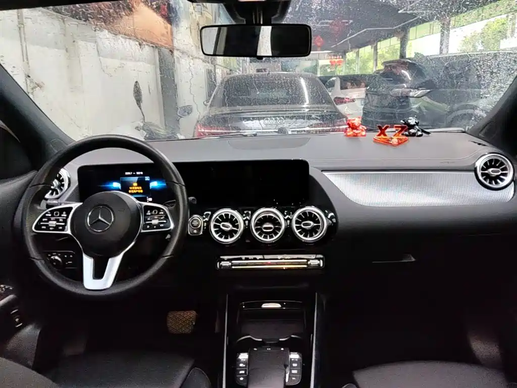 MERCEDES-BENZ GLA