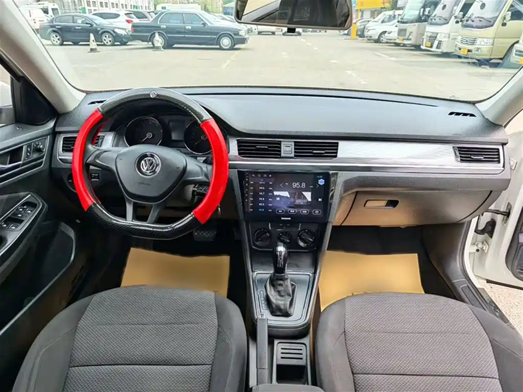 Volkswagen Bora 2017 1.6L Automatic Fashion Edition фото 8