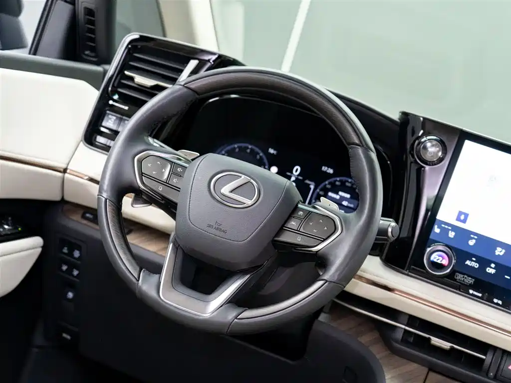 LEXUS LM