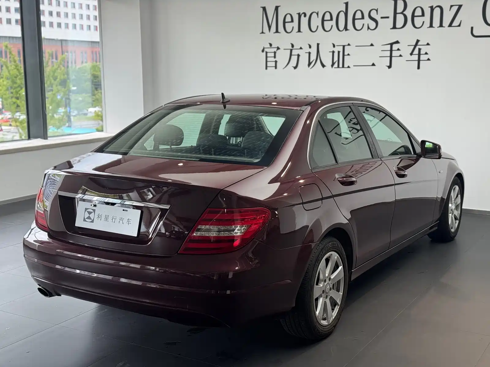 صورة 14 - Mercedes-Benz C-Class