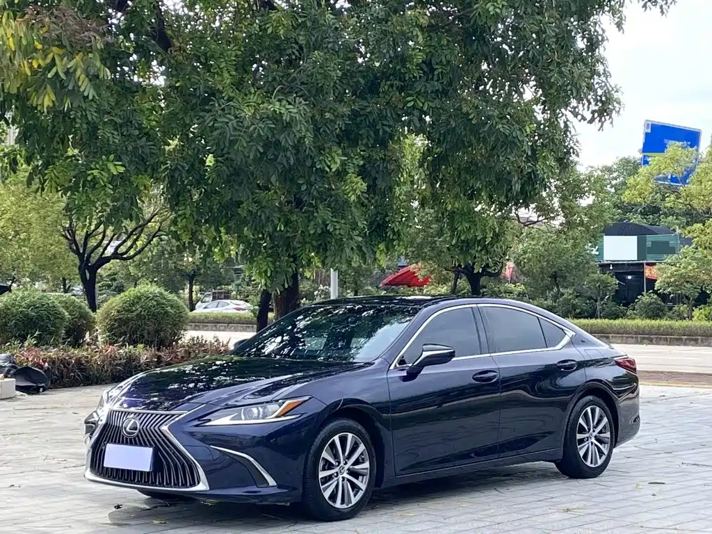 Фото 1 - Lexus ES