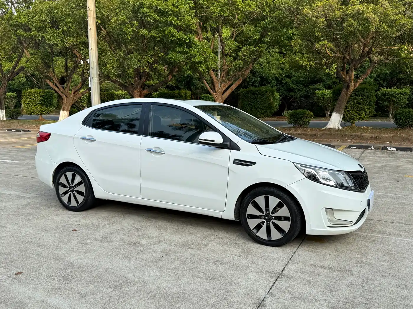 Kia K2 2013 2012 Sedan 1.6L AT Premium ECO Commemorative Edition