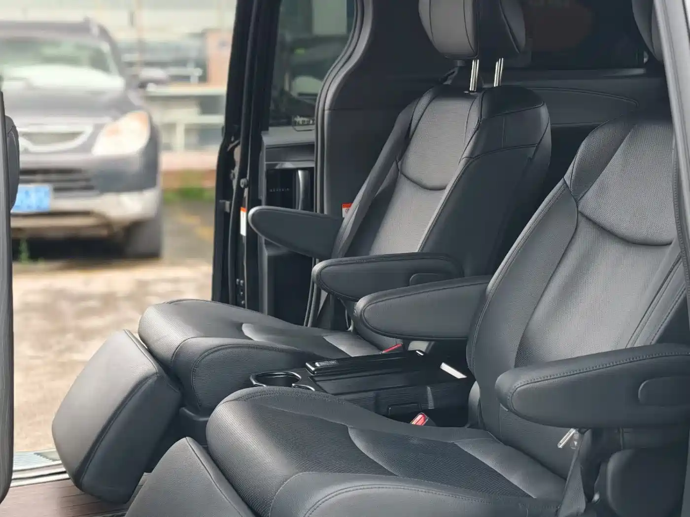 Toyota Granvia 2023 2.5L Hybrid VIP Edition фото 6