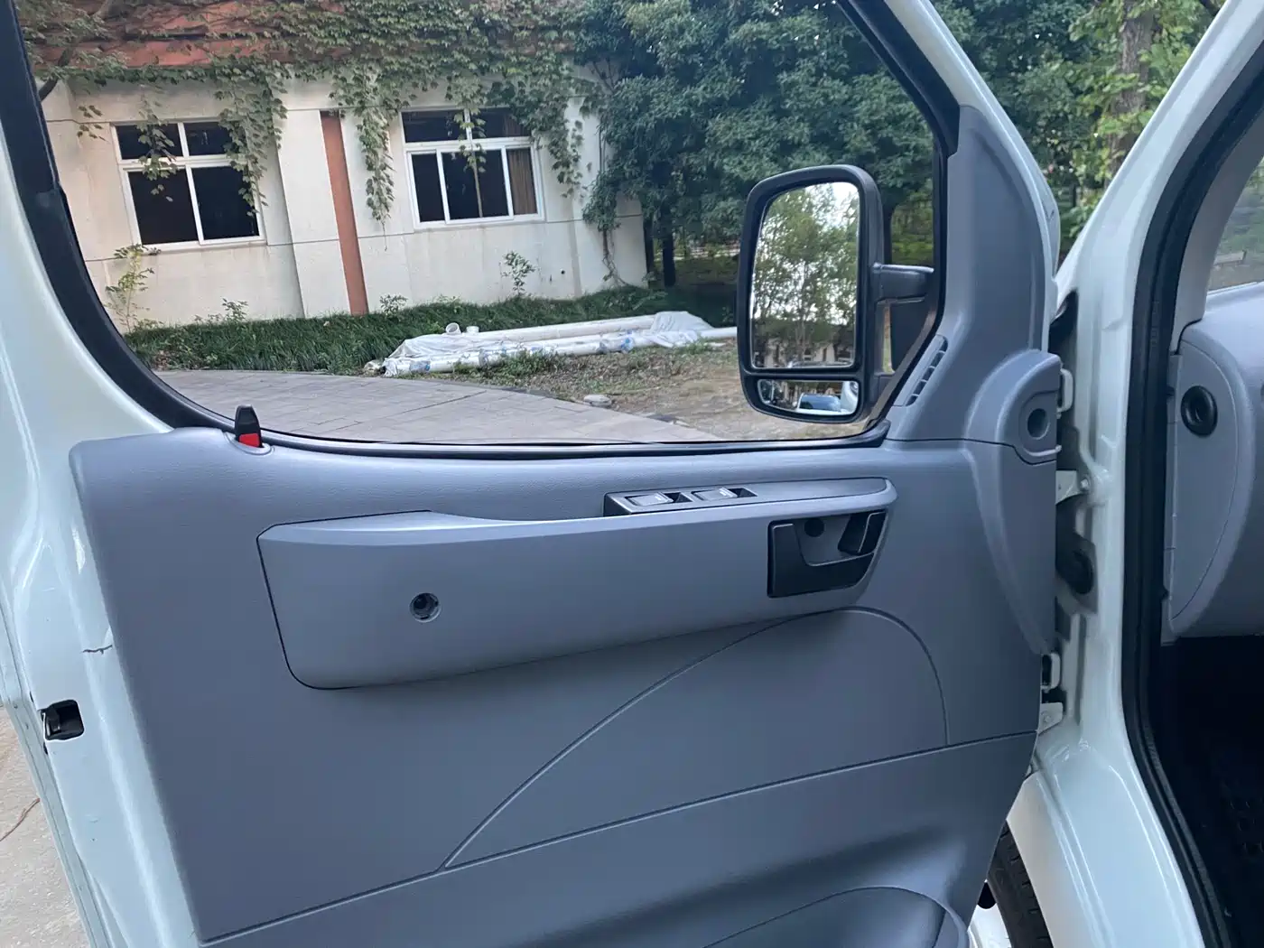 SAIC Maxus Xintu V80 2019 Model 2.5T Classic 6-speed manual Aoyuntong short wheelbase ultra-low roof 5/6-seater фото 9