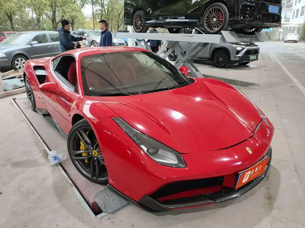 FERRARI 488