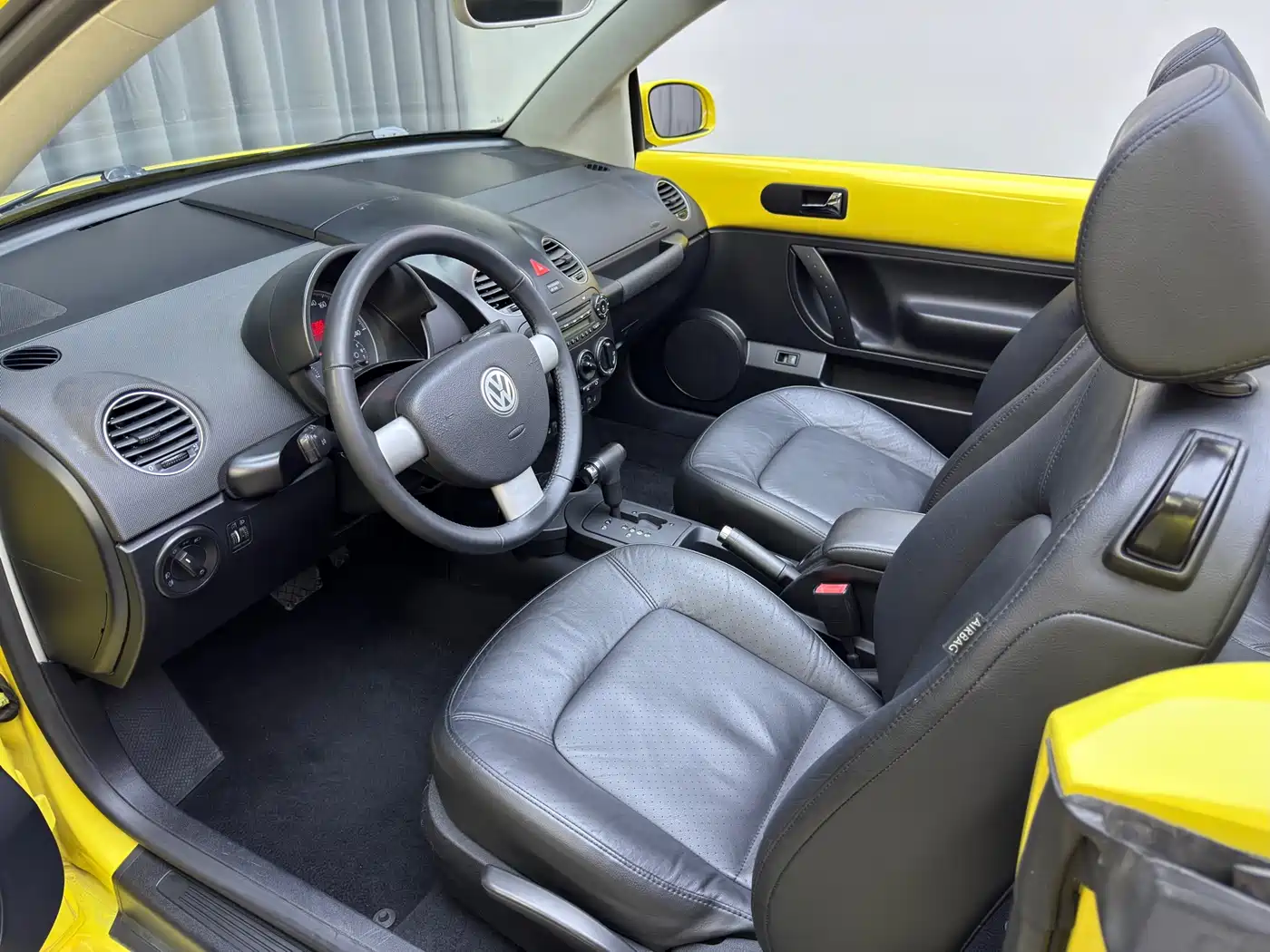 Volkswagen Beetle 2009 2.0 AT Top Convertible фото 8