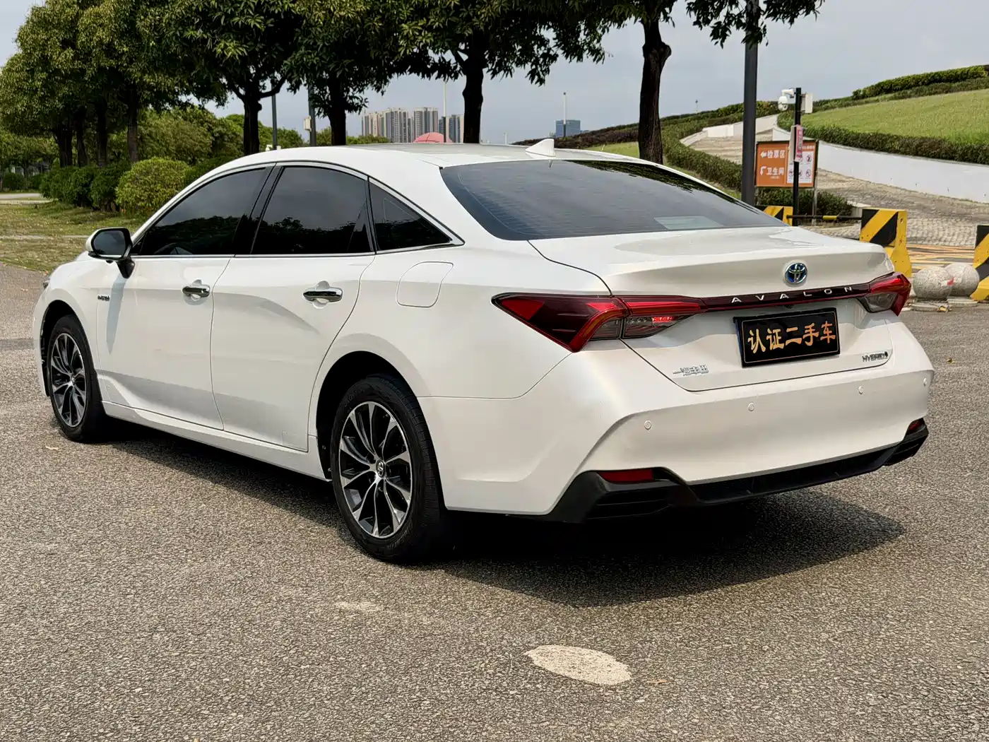 Toyota Avalon 2022 Hybrid 2.5L Luxury Edition фото 28