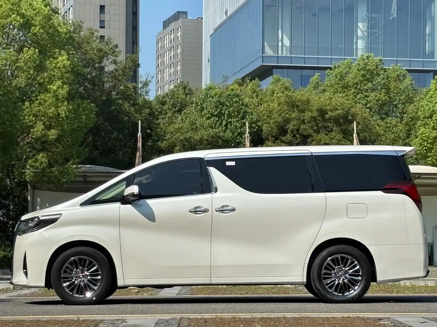 Toyota Alphard 2019 Hybrid 2.5L Luxury фото 6