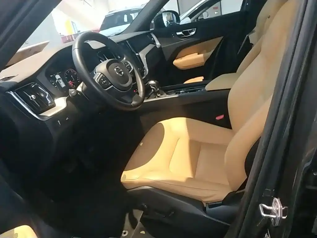 Фото 15 - Volvo XC60