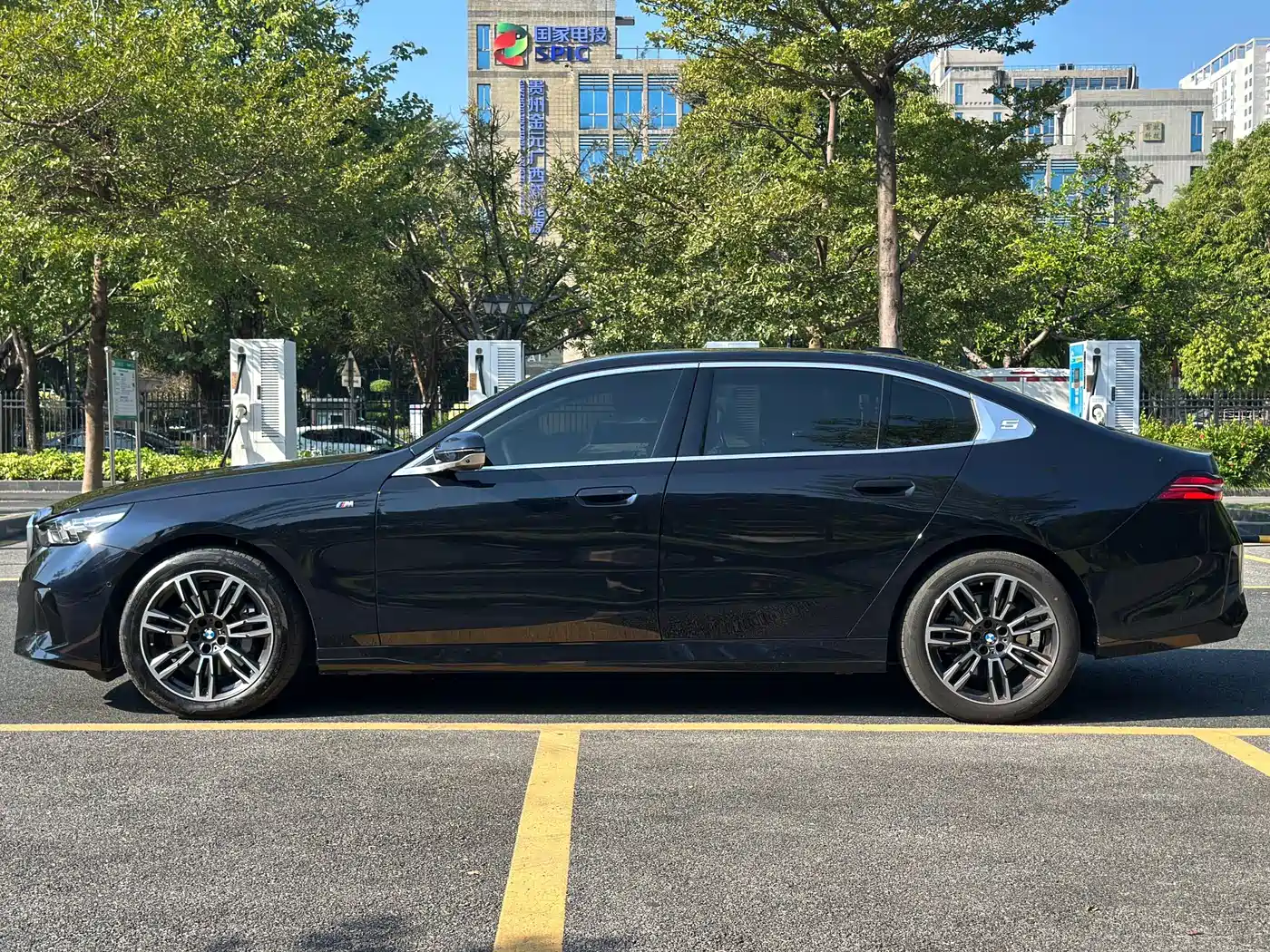 BMW 5 Series 2025 530Li xDrive M Sport Package фото 9