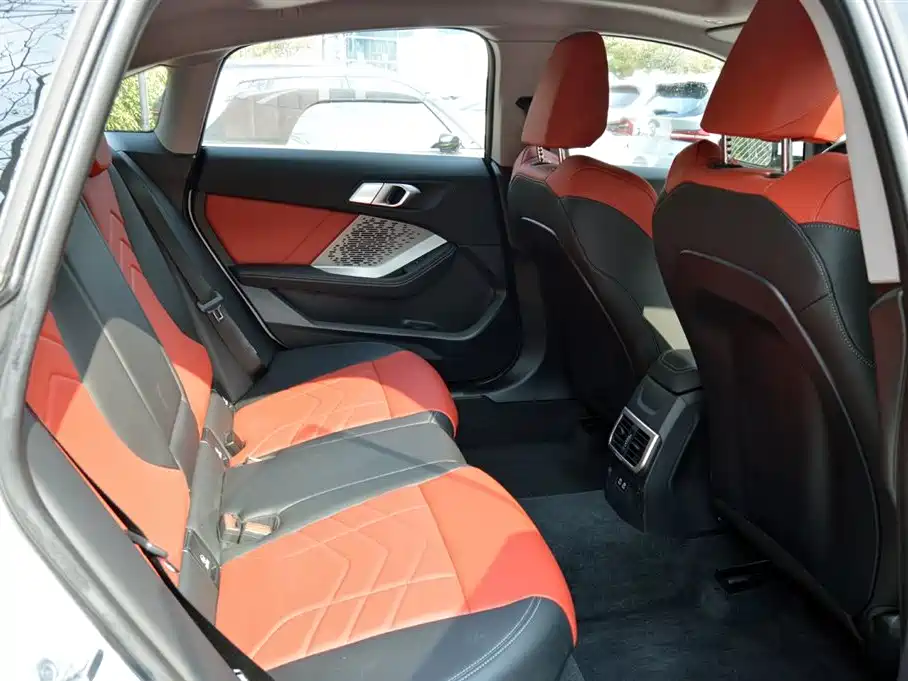 BMW 2 Series 2025 225L M Sport Package фото 11