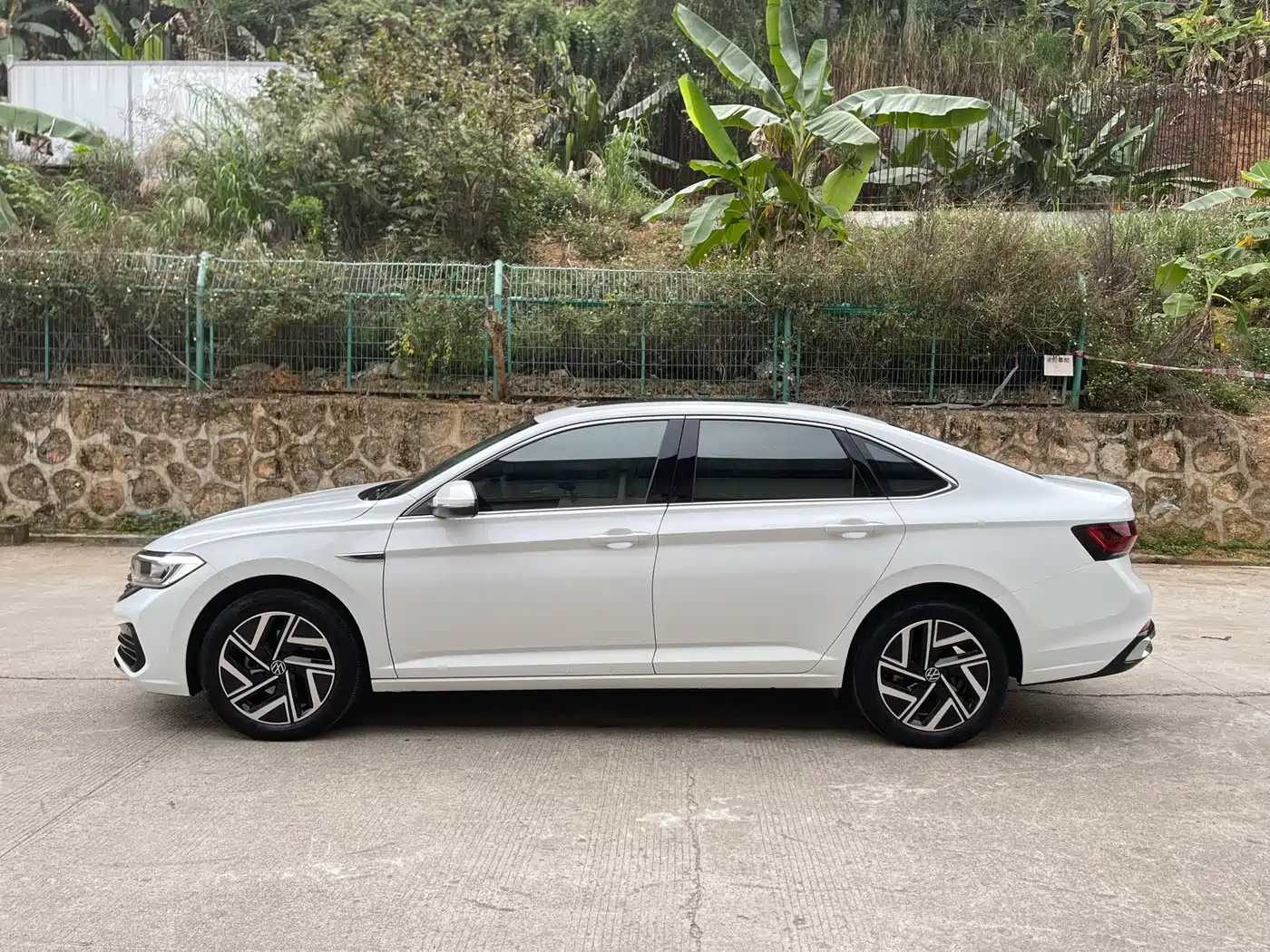 Volkswagen Sagitar 2023 300TSI DSG Surpassing Edition фото 3