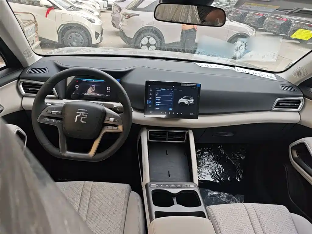 BYD Yuan UP 2025 Model 301KM Navigator фото 10
