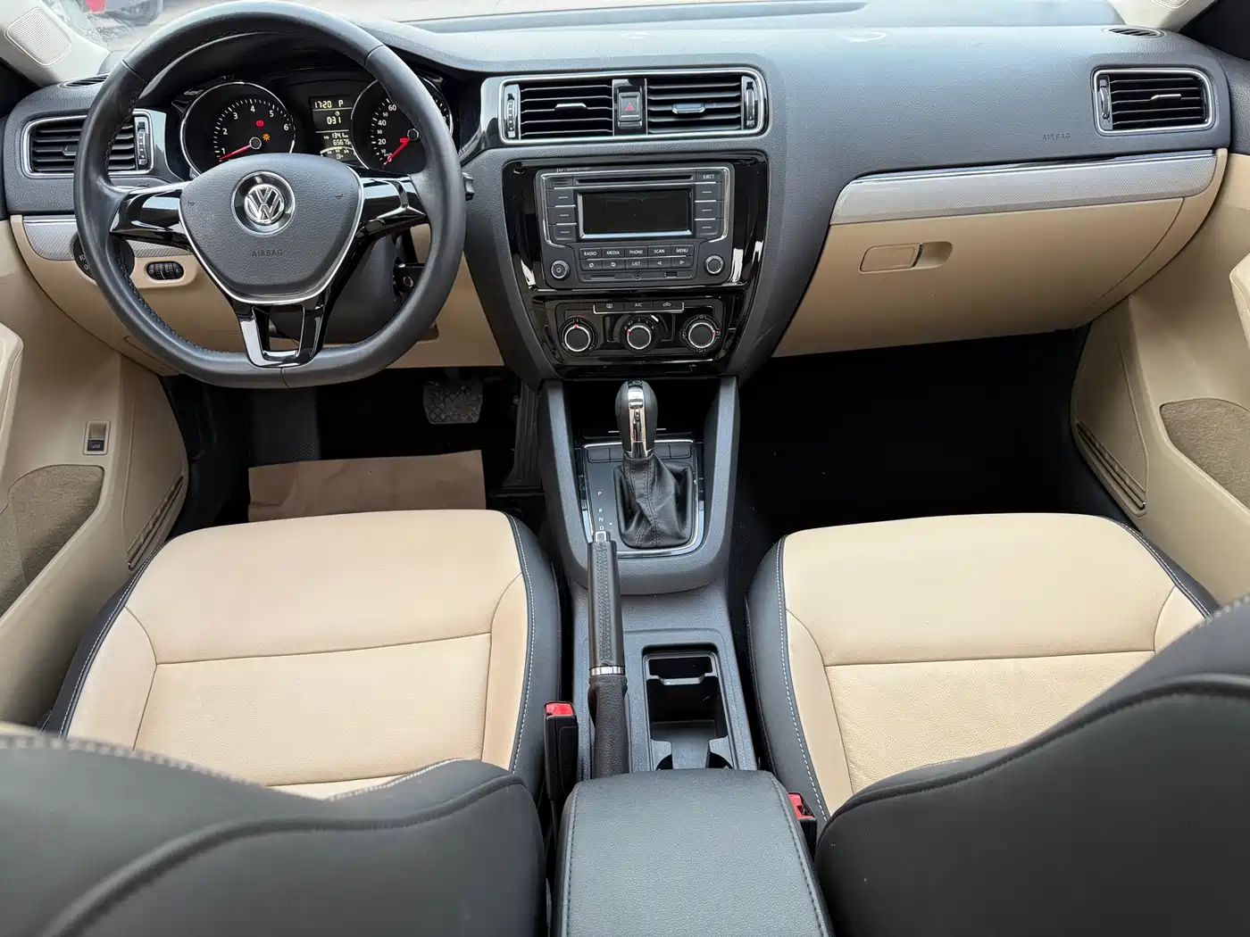 Volkswagen Sagitar 2015 1.6L Automatic Comfort фото 10