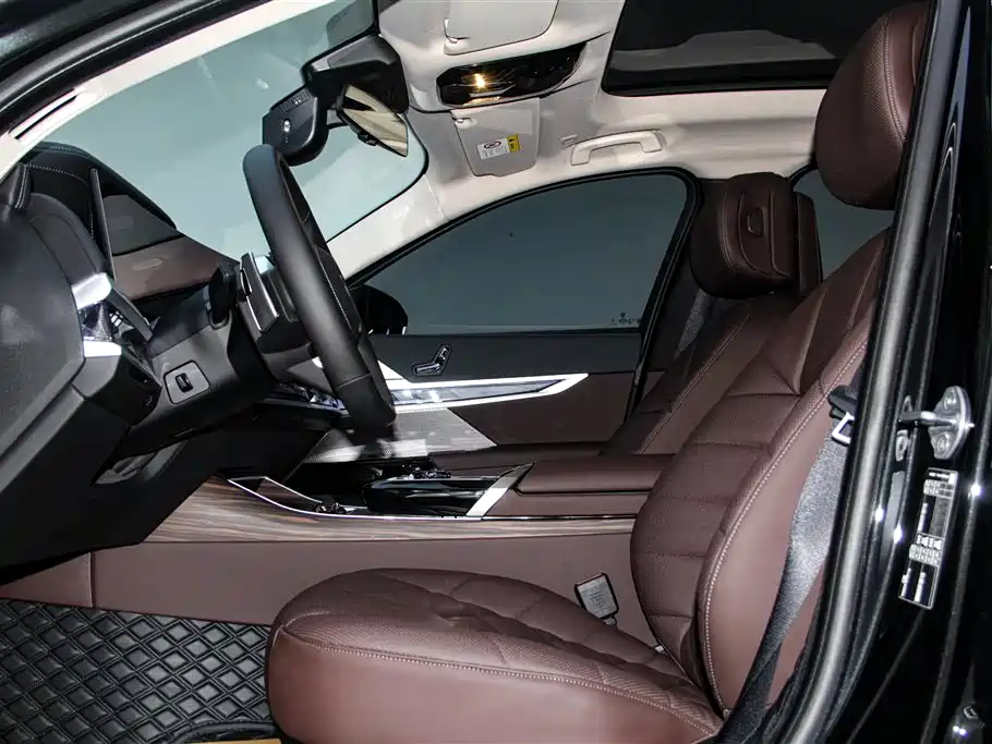 BMW 7 Series 2023 Model 735Li M Sport Package фото 26