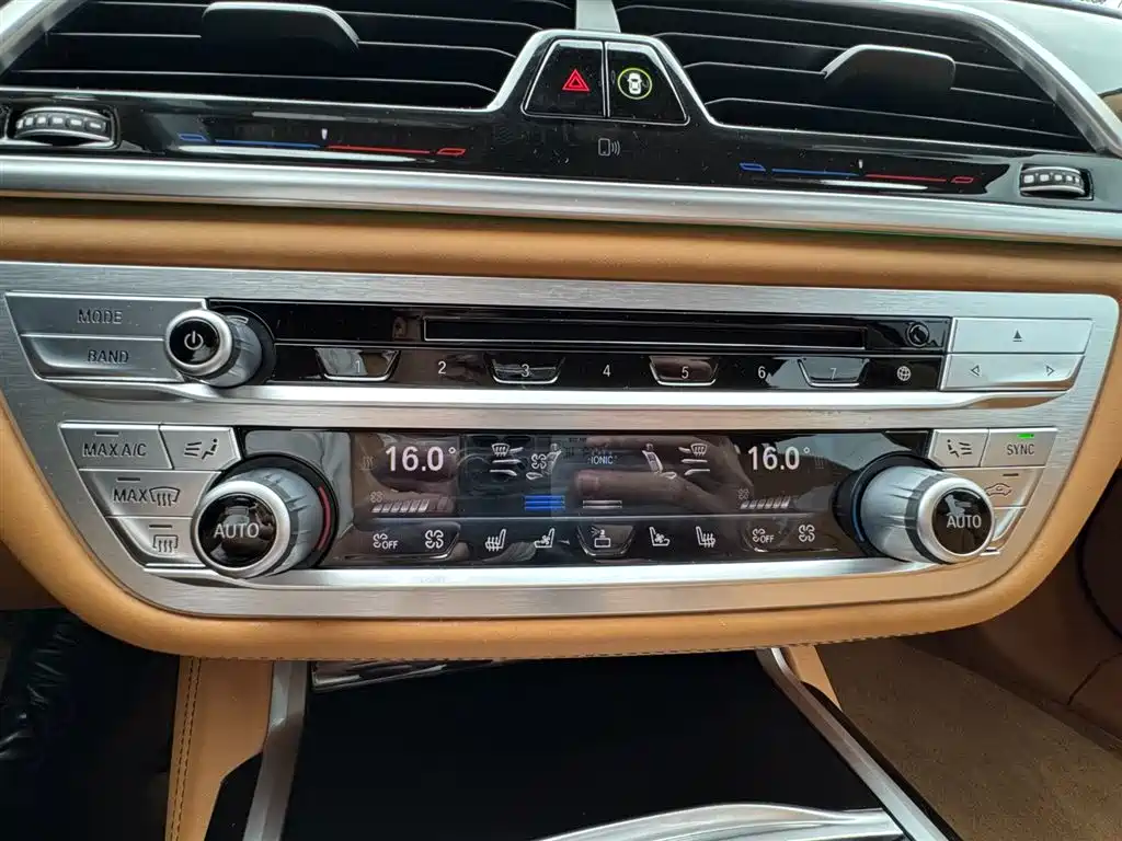 BMW 7 Series 2017 750Li xDrive Customized Edition (4-Seater) фото 31