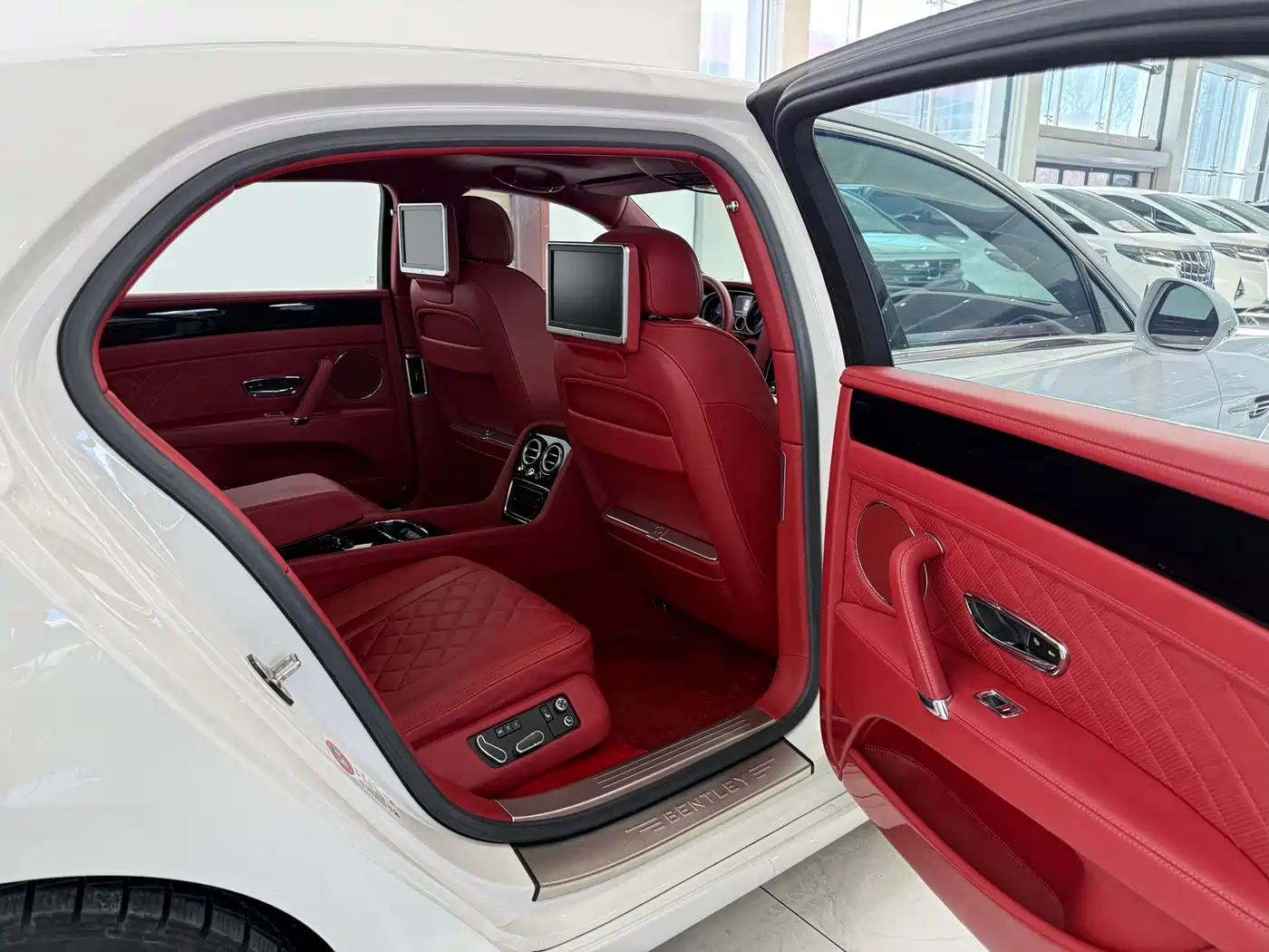 Bentley Flying Spur 2016 4.0T V8 Standard Edition фото 9