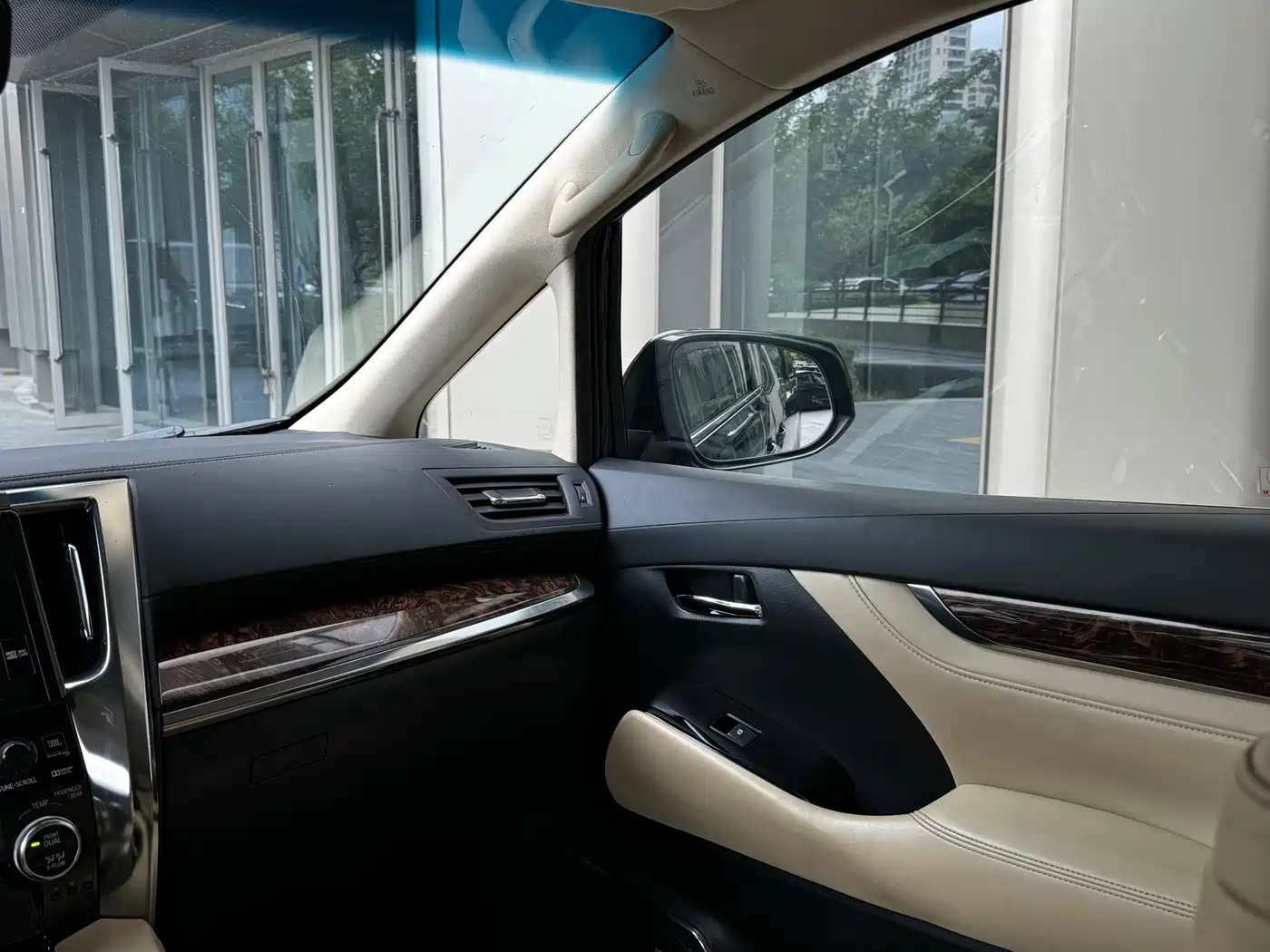 Toyota Alphard 2019 Hybrid 2.5L Luxury фото 22