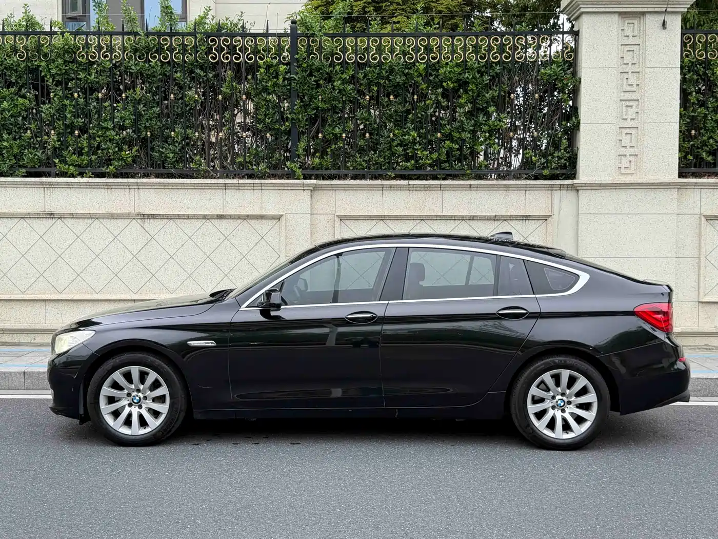 BMW 5 Series GT 2011 535i Elegance фото 3