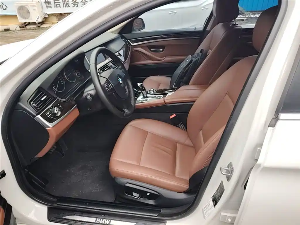 BMW 5 Series 2014 525Li Leading фото 15