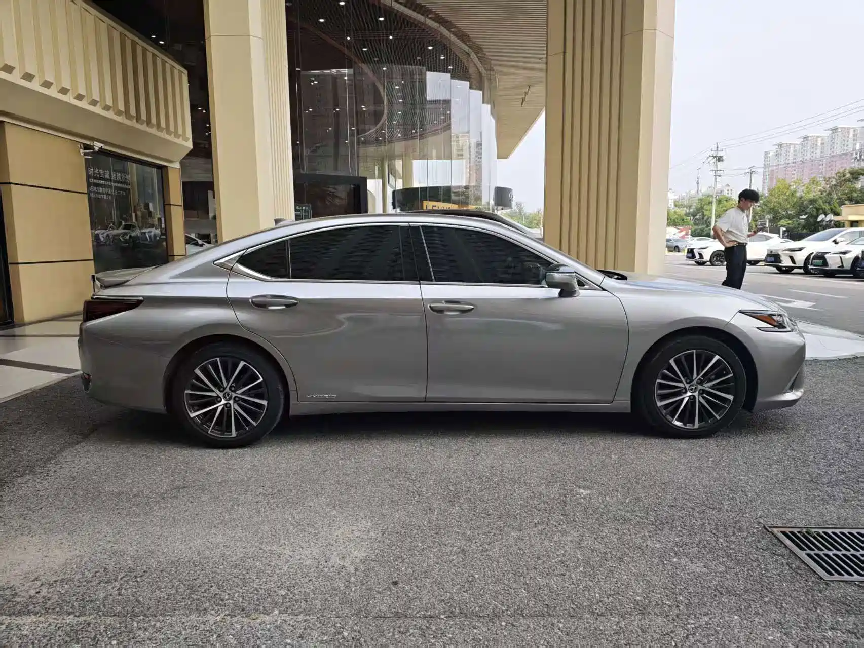 Photo 10 - Lexus ES