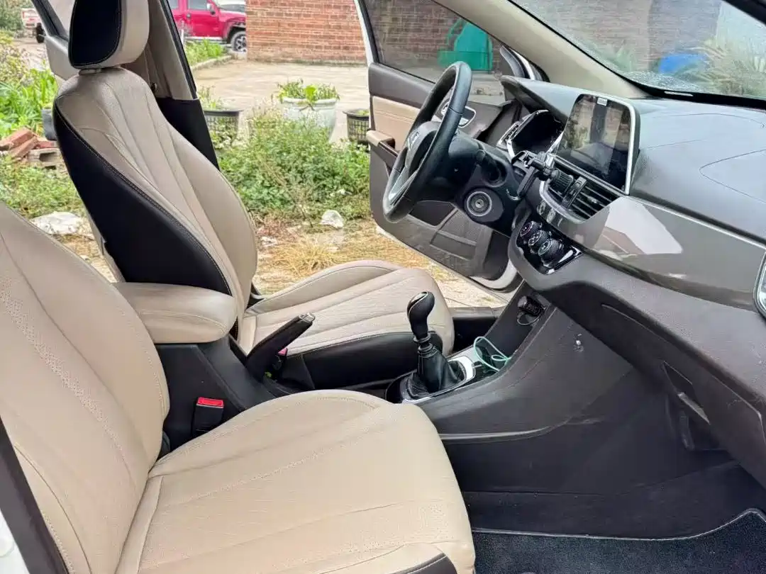 Baojun 310W 2018 2017 1.5L Manual Fashion Edition (China V)