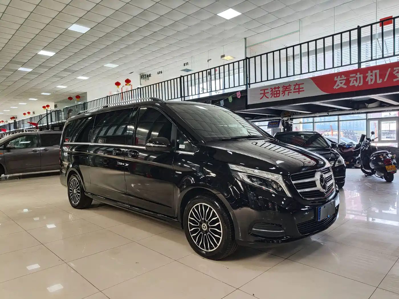 Mercedes-Benz V-Class 2018 V 260 L Premium Long Wheelbase Edition China VI фото 3