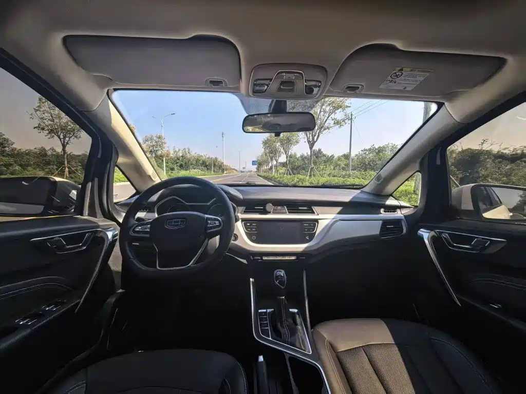 Фото 8 - Geely Vision X3