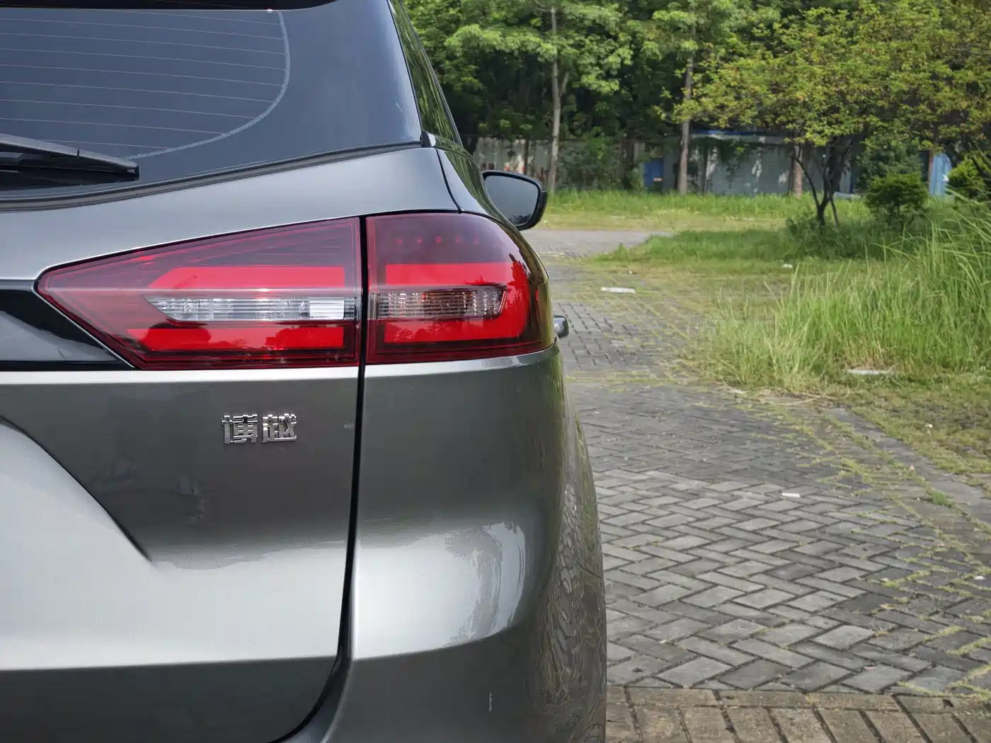 Photo 9 - Geely Atlas