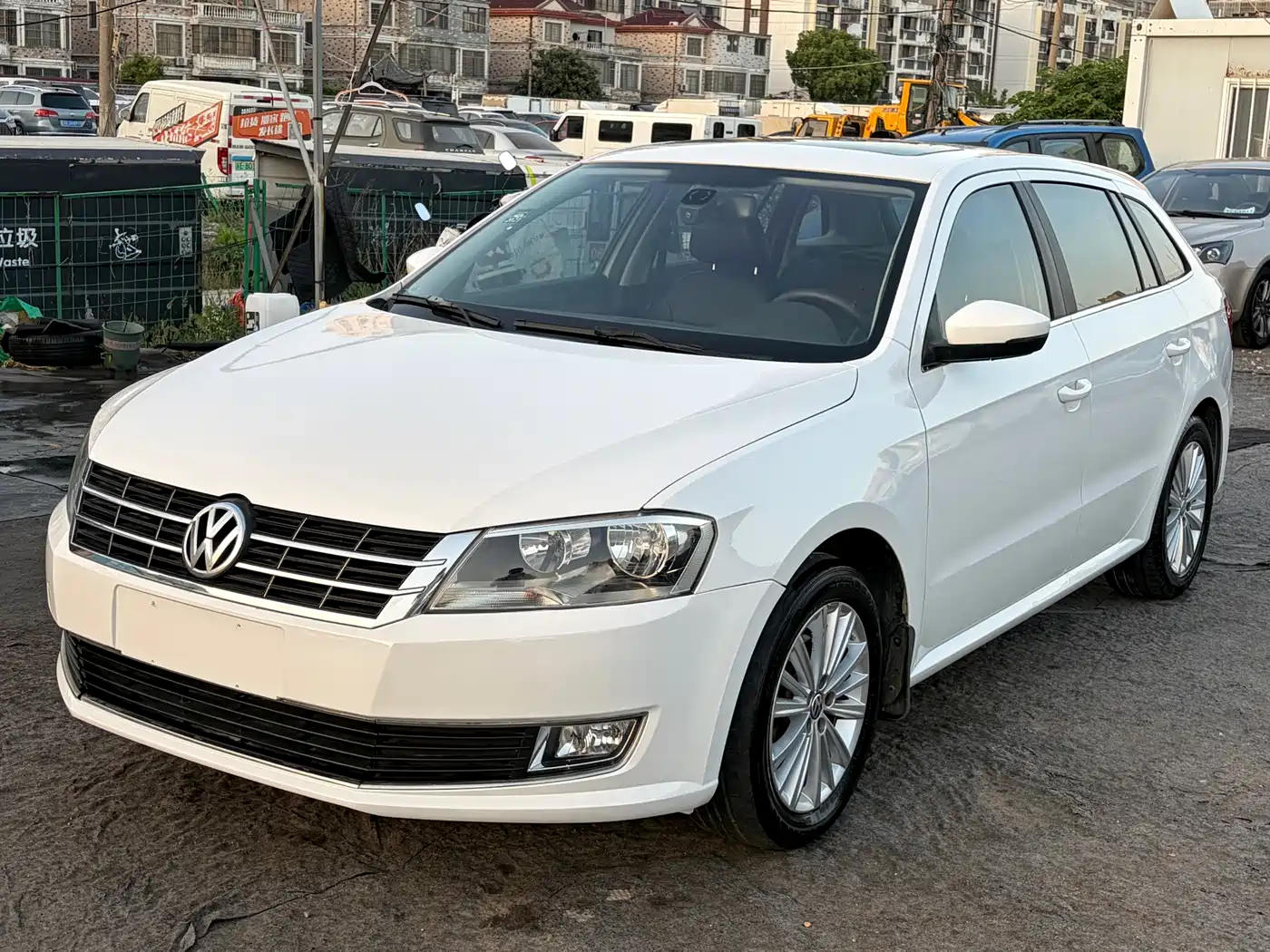 Volkswagen Lavida Tour 2013 1.6L Manual Comfort