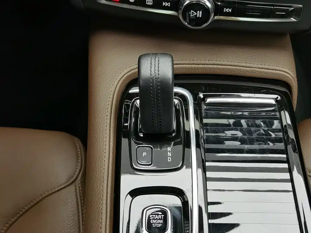 صورة 13 - Volvo S90 Plug-in Hybrid