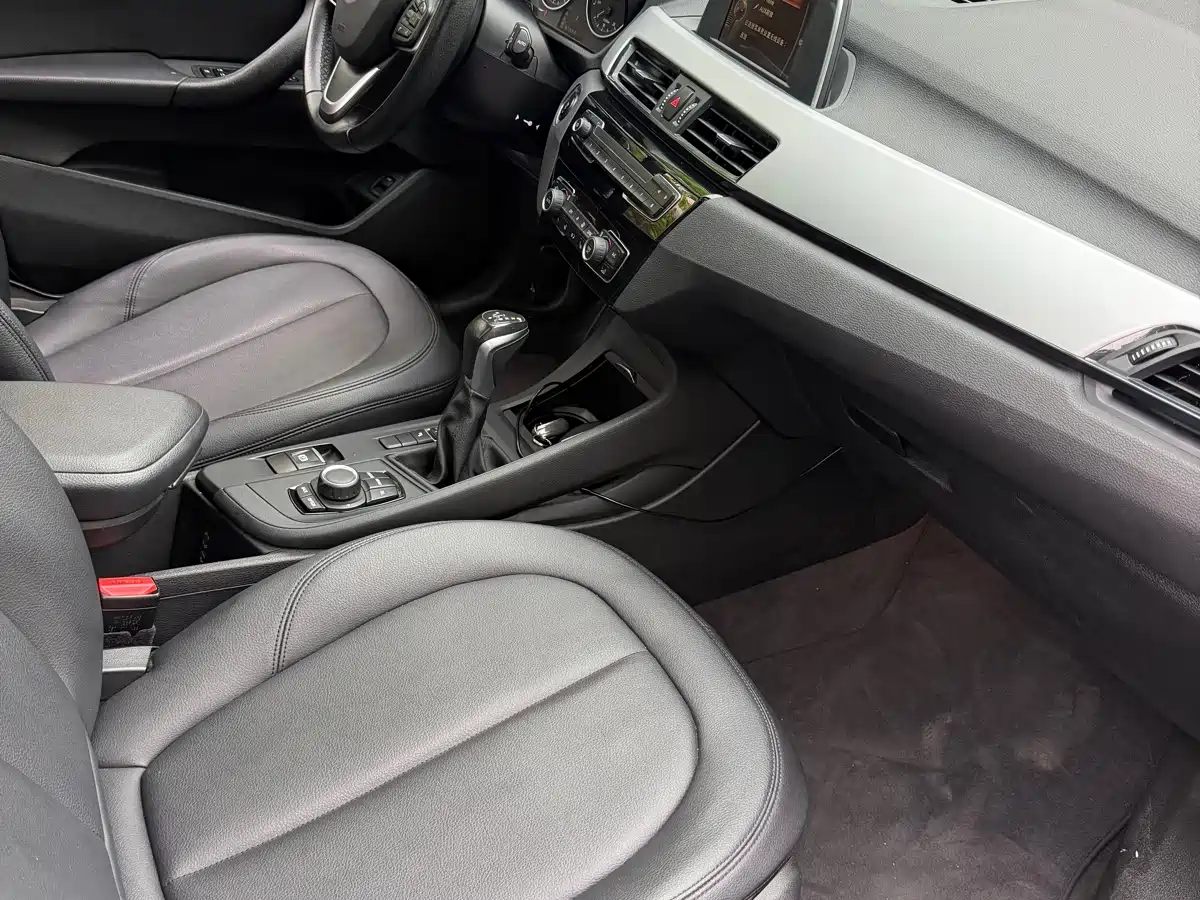 BMW X1 2016 sDrive18Li Premium Model фото 8