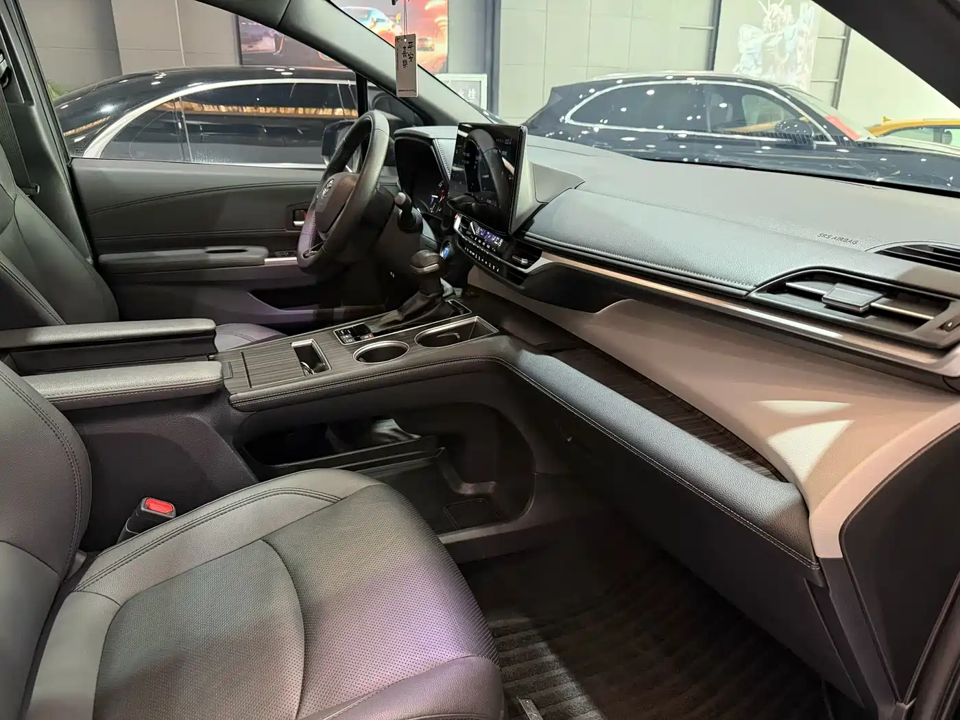Toyota Granvia 2023 2.5L Hybrid VIP Edition фото 7