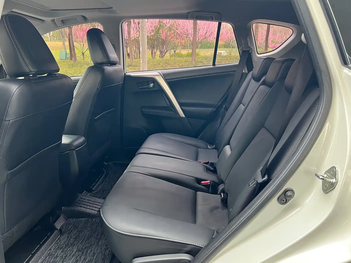 Toyota RAV4 Rongfang 2015 2.0L CVT 4WD Pioneer Edition фото 8