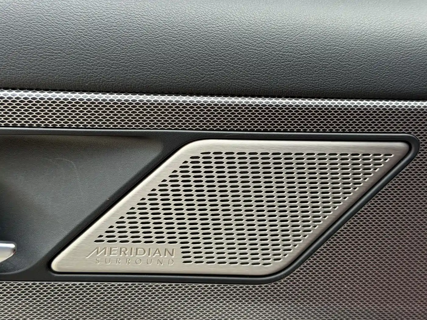 Photo 10 - Jaguar XEL